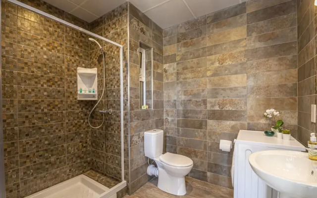 Summer Breeze Penthouse with large Terrace and Hot Tub by Getaways Malta