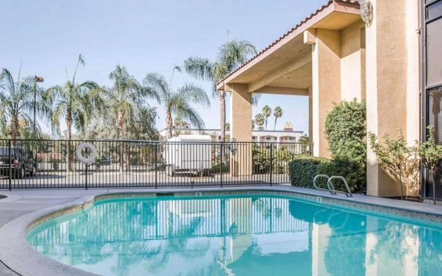 California Inn and Suites Bakersfield