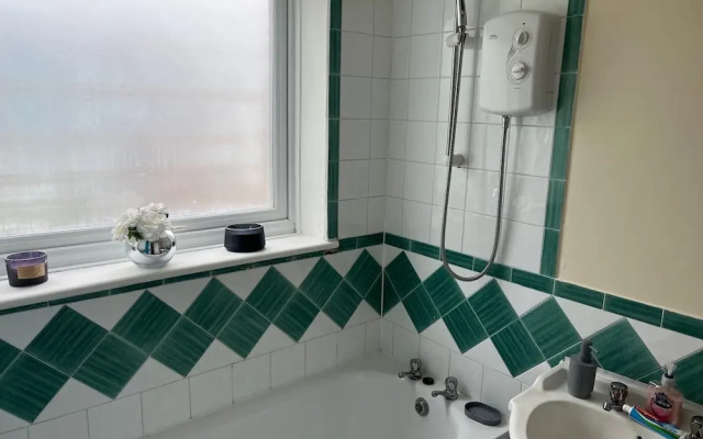 Enfield City Apartment Retreat