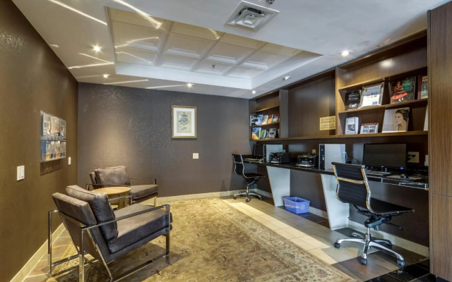 Monte Carlo Inn Airport Suites