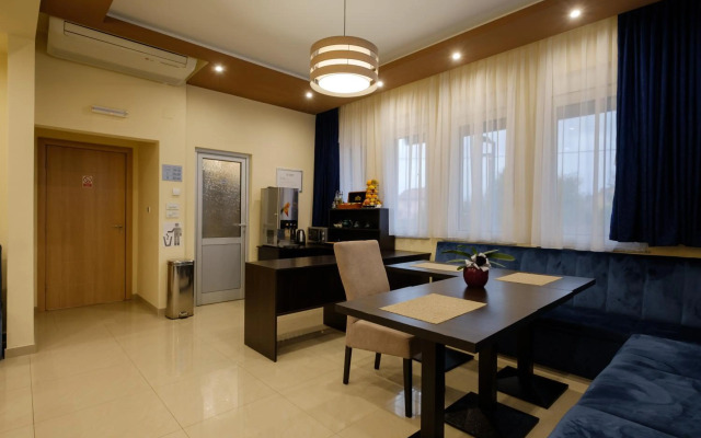 Airport Garni Hotel