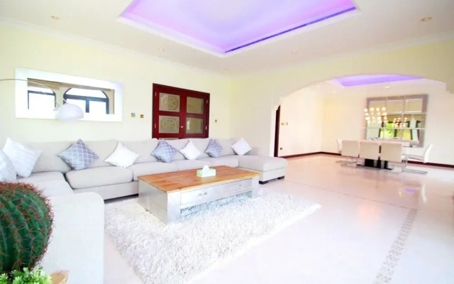 The Palm Jumeirah Villas - Frond E by Kennedy Towers