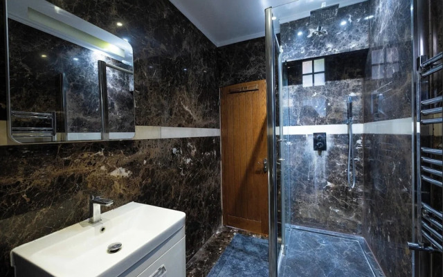 Chic London Apartment in Brown Hart Gardens