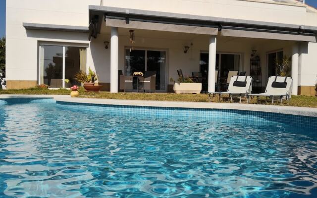 Villa familiar buhardilla piscina y BBQ