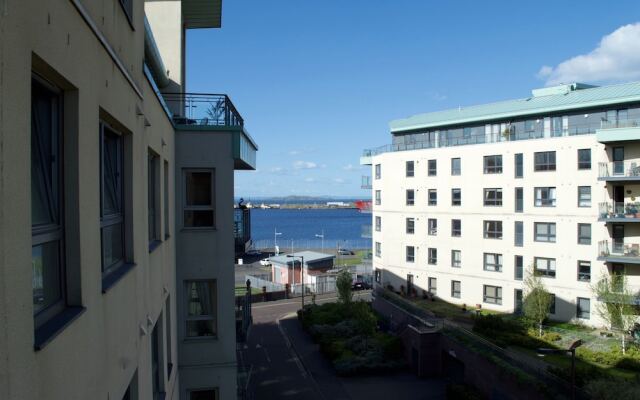 2 Bedroom Modern Apartment At The Shore