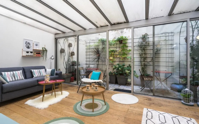 Chic Apartment With Patio - 2br/6p - Le Marais