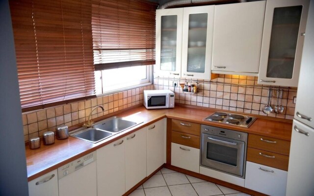 Cosy-relaxing Flat Very Close to Underground