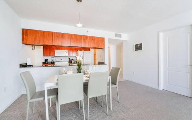 Stunning Apartment W pool & Gym- Parking