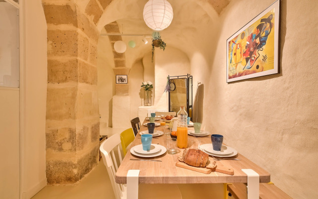 New Stunning 4 Bdrs Apt, With AC – Le Marais