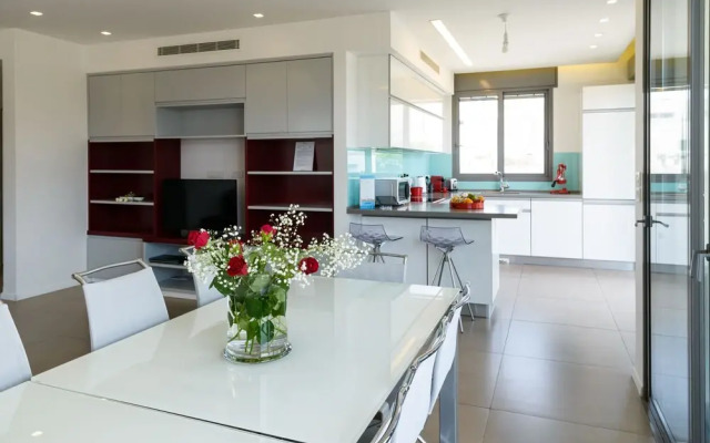 Best Location 3 BR 50m Beach Parking