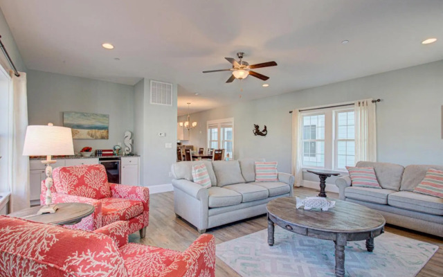 BB31 - Beach Please Community pool