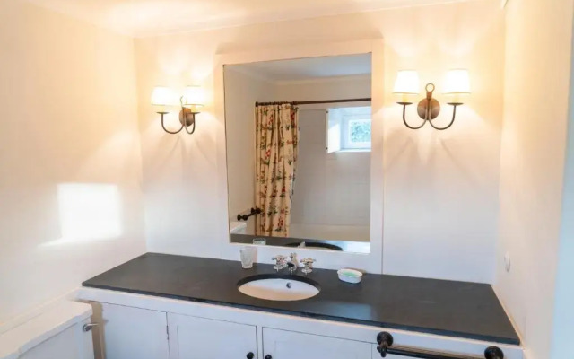 Liiiving in Moledo Historical Pool Villa