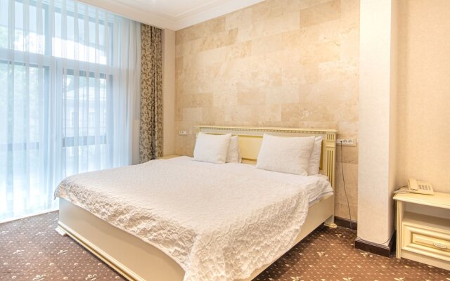 Vintage Hotel on French Boulevard