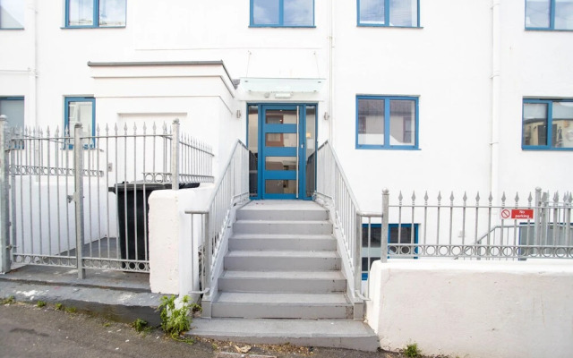 Super Luxe 2 Bed Apartment Torquay - Stunning Harbour View - Near Babbacoombe & Beach.