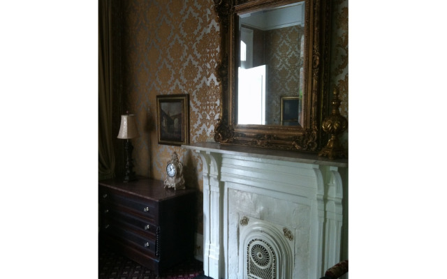 Nine-0-Five Royal Hotel