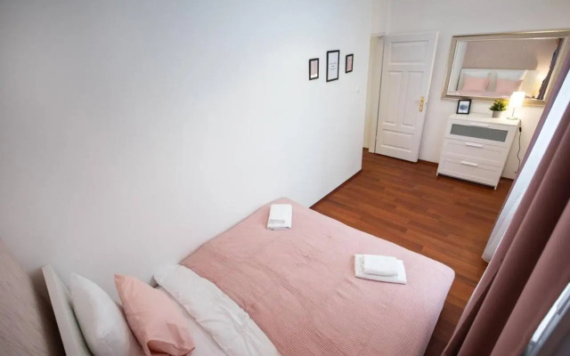 Very central convenient large AC place