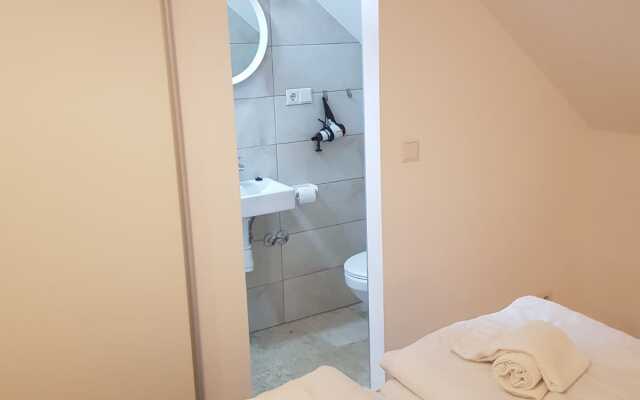 Bright and Cozy Studio Near City Center