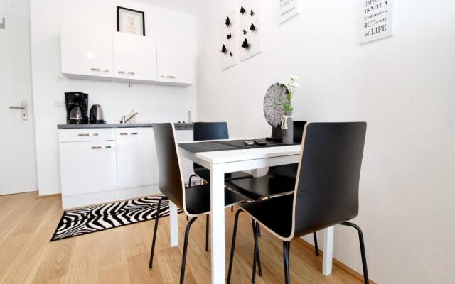 Modern Balcony Apartment with Pool close to Lake in "Donaustadt"