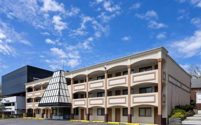Travelodge by Wyndham Manhasset