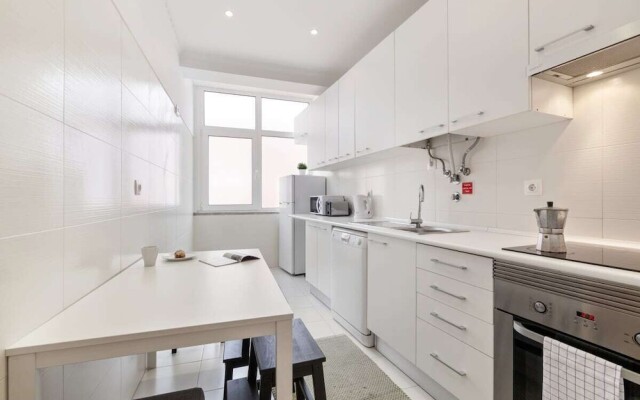 Minimalist 2bdr Apt in Lisbon, Excellent Location