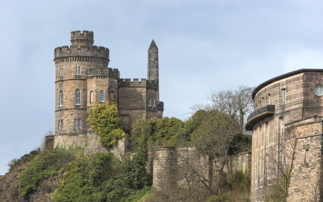 393 Delightful 2 Bedroom Apartment off the Royal Mile With Secure Parking