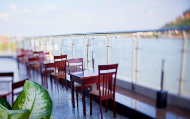 River Hotel