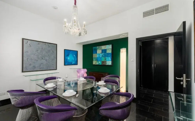 Artsy 4BR DIP Villa w Community Pool Gym