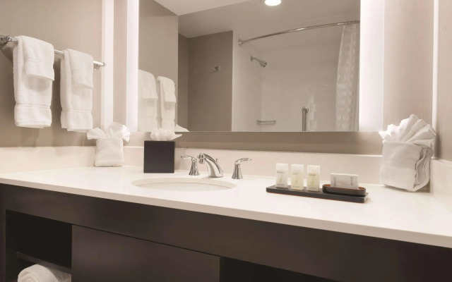 Embassy Suites by Hilton Milwaukee Brookfield