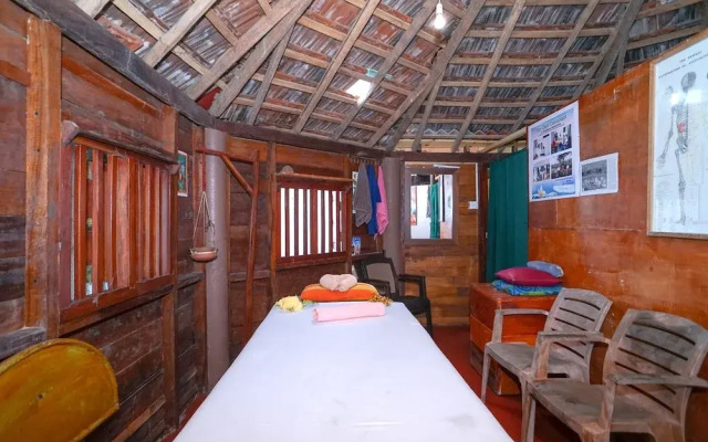 Oyo 390 Surf Sea Breeze Land Side