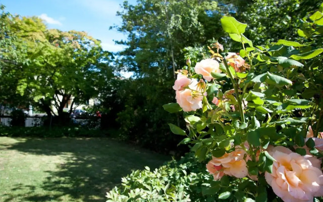 Lowena Cafe and Accommodation
