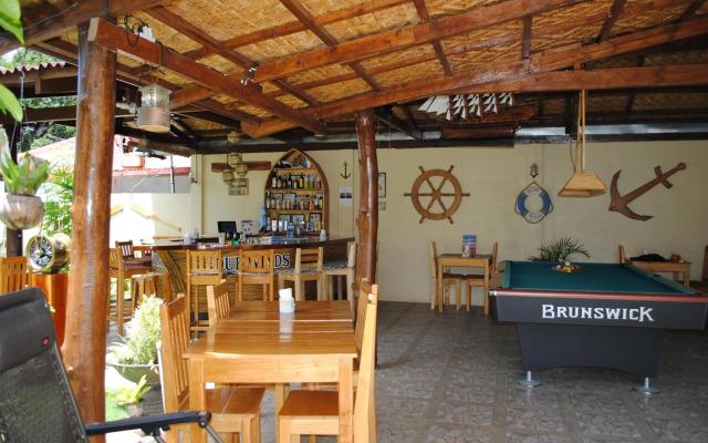 Captain's Lodge and Bar