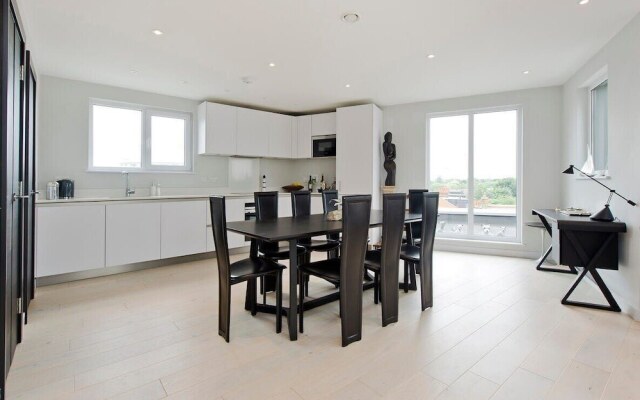 Fabulous 2-bed Penthouse, Wimbledon