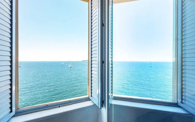 Blu Breeze on Seafront