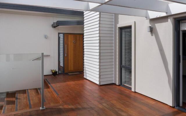 Poolside Retreat - Picton Holiday House Waikawa