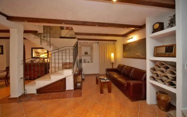 House Rilovic - Two Bedroom House With Swimming Pool and Jacuzzi