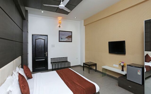 OYO 11939 Hotel Queens Club of India