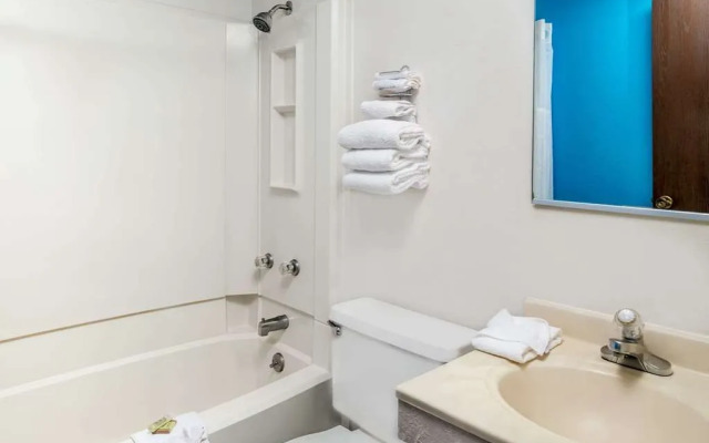 Super 8 Lincoln West