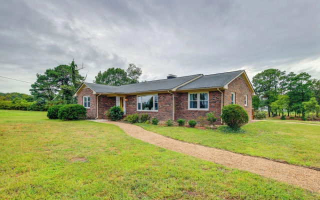 Riverfront Virginia Home - Dock, Fire Pit & Kayaks