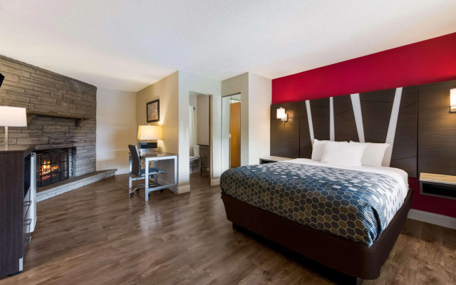 Econo Lodge Inn & Suites On The River