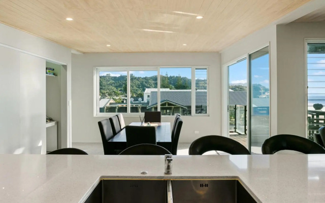 The White Haus - Waihi Beach Upstairs Holiday Unit