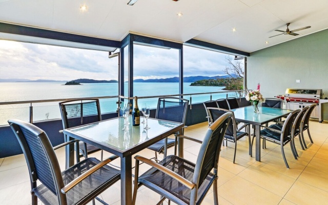 Villa 12 The Edge Oceanfront Deluxe 3 Bedroom Near Marina With Golf Buggy – Outside – Hamilton Island