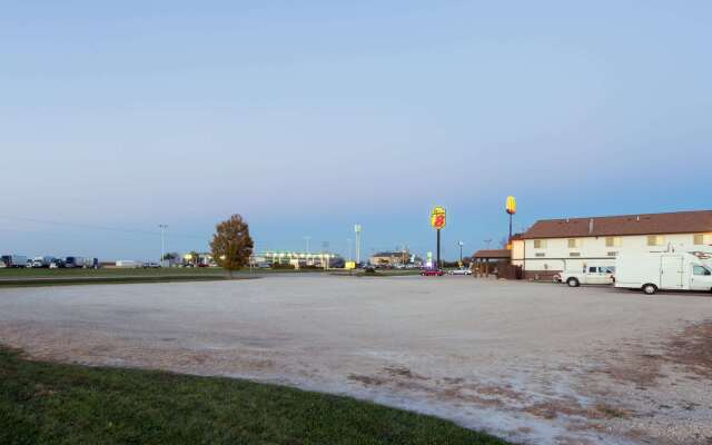 Super 8 by Wyndham Mendota I-39