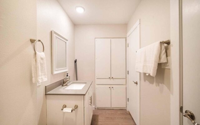 Stylish 1BR Near UT Mueller Evonify