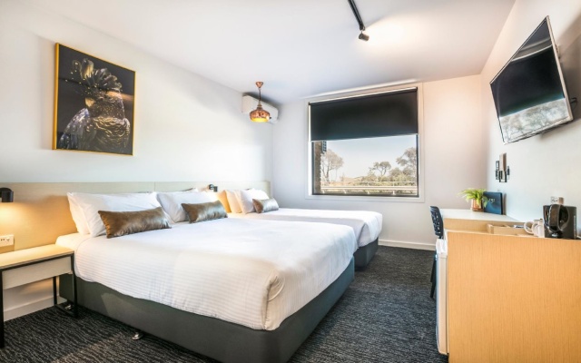 Nightcap at The Cheeky Squire – Guest Rooms – Melbourne