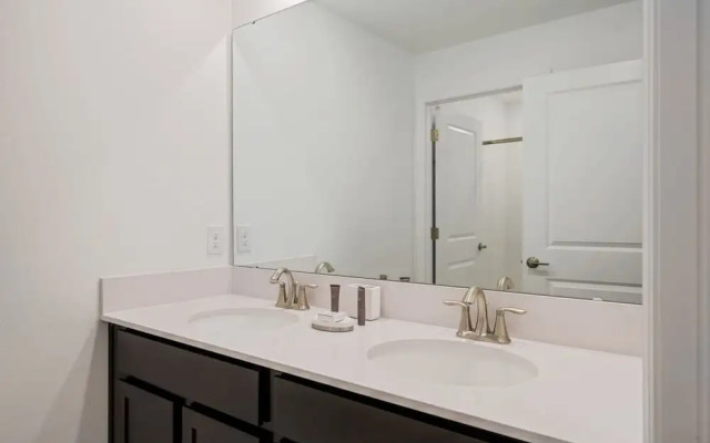 Stunning Themed Home Private Pool Ideal Location