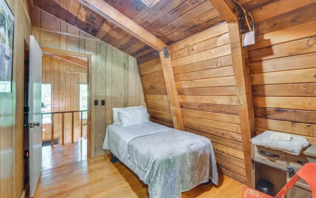 Pet-friendly Lavonia Cabin, Walk to Lake Hartwell!