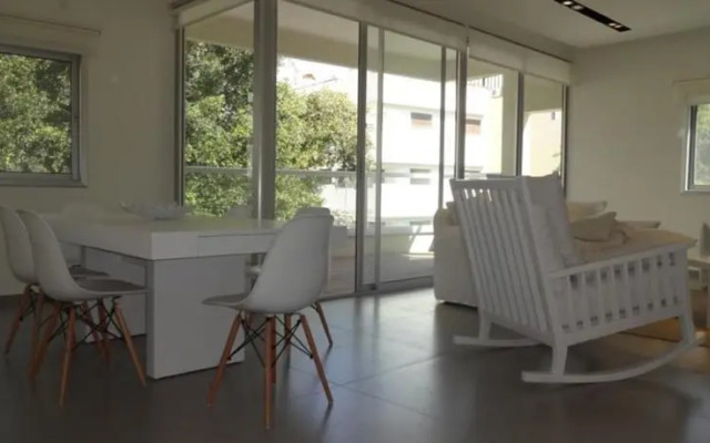 Esther Hamalka – Luxury 3 Bedroom and Balcony