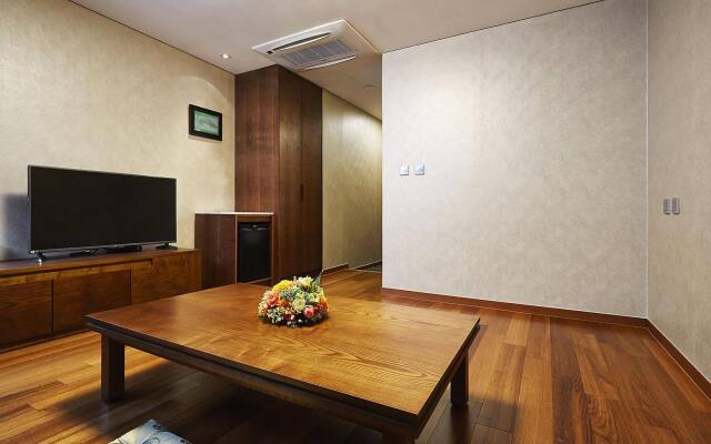 Square By Savills