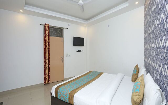 OYO 11384 Hotel Diamond Star