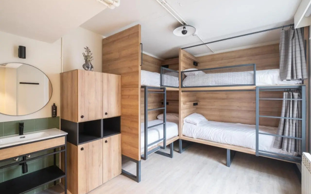 LATROUPE Grand Place Hostel